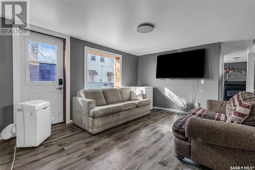 111 2Nd Avenue E, Biggar, SK - Indoor Photo Showing Living Room