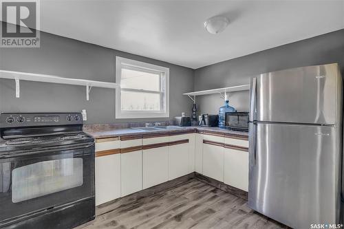 111 2Nd Avenue E, Biggar, SK - Indoor Photo Showing Kitchen With Double Sink