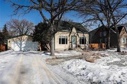 917 North DR  Winnipeg, MB R3T 0A9