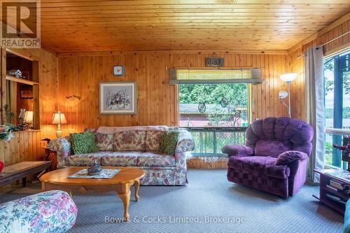 197 King Road W, Wollaston, ON - Indoor Photo Showing Living Room