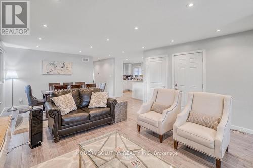 605 Curzon Avenue, Mississauga, ON - Indoor Photo Showing Living Room