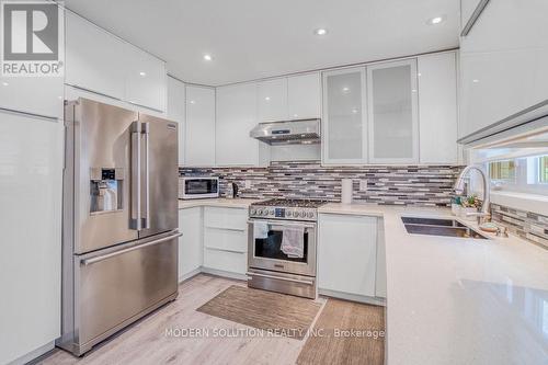 605 Curzon Avenue, Mississauga, ON - Indoor Photo Showing Kitchen With Double Sink With Upgraded Kitchen