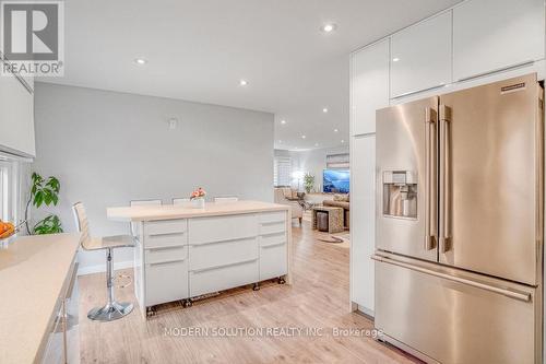 605 Curzon Avenue, Mississauga, ON - Indoor Photo Showing Kitchen