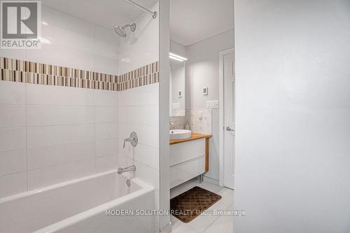 605 Curzon Avenue, Mississauga, ON - Indoor Photo Showing Bathroom