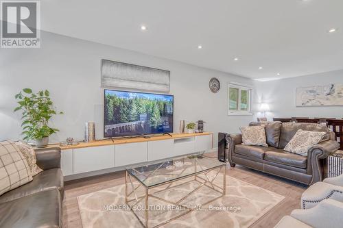 605 Curzon Avenue, Mississauga, ON - Indoor Photo Showing Living Room