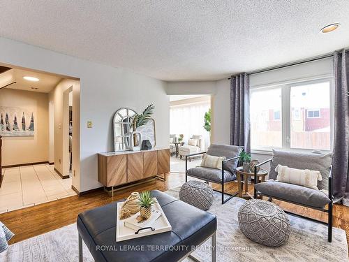 1093 Rouge Valley Dr, Pickering, ON - Indoor Photo Showing Living Room