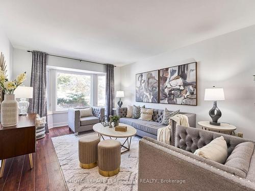 1093 Rouge Valley Dr, Pickering, ON - Indoor Photo Showing Living Room