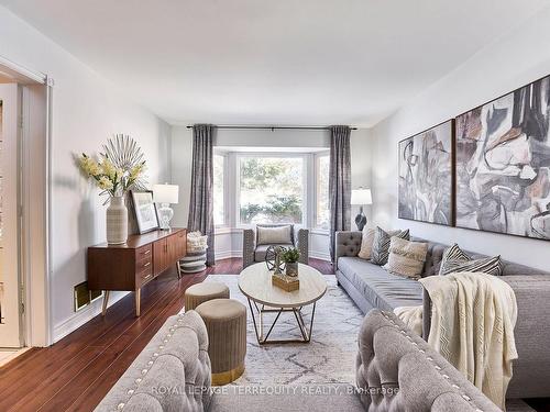 1093 Rouge Valley Dr, Pickering, ON - Indoor Photo Showing Living Room