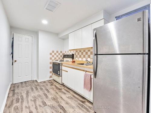 1093 Rouge Valley Dr, Pickering, ON - Indoor Photo Showing Kitchen