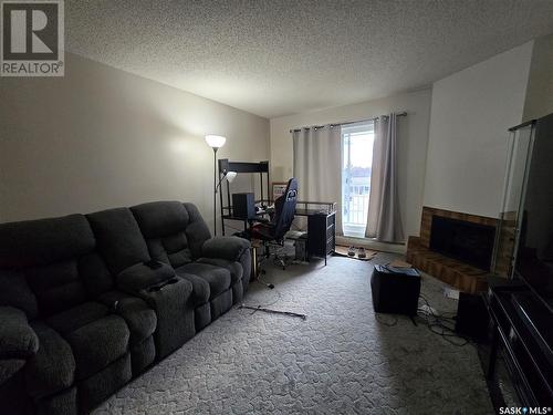 301 1822 Eaglesham Avenue, Weyburn, SK - Indoor Photo Showing Living Room