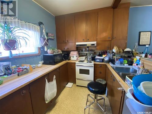 819 3Rd Avenue N, Alsask, SK - Indoor Photo Showing Kitchen With Double Sink