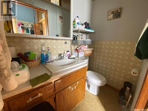 819 3Rd Avenue N, Alsask, SK - Indoor Photo Showing Bathroom