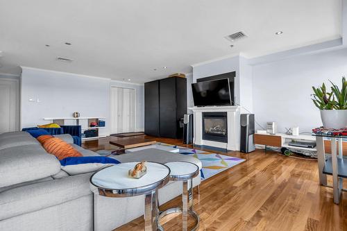 Salon - 702-24 Ch. Bates, Montréal (Outremont), QC - Indoor Photo Showing Living Room With Fireplace