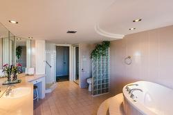 Salle de bains attenante à la CCP - 