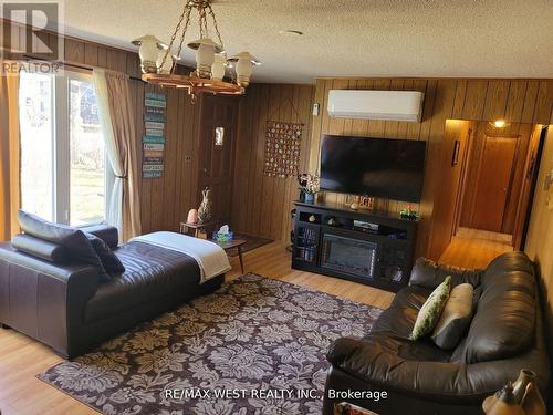 16 Fredrick Avenue, Tiny, ON - Indoor Photo Showing Living Room