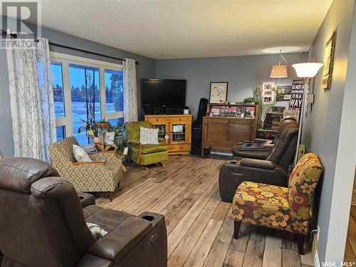432 E Road Allowance, Leader, SK - Indoor Photo Showing Living Room