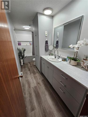 432 E Road Allowance, Leader, SK - Indoor Photo Showing Bathroom