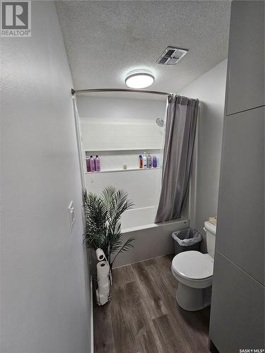 432 E Road Allowance, Leader, SK - Indoor Photo Showing Bathroom