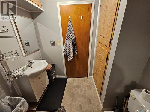 432 E Road Allowance, Leader, SK - Indoor Photo Showing Bathroom