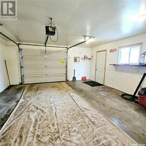 4 Walker Avenue, Yarbo, SK - Indoor Photo Showing Garage