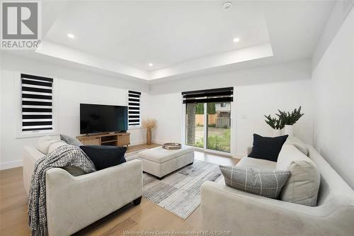 490 Jolly, Lasalle, ON - Indoor Photo Showing Living Room