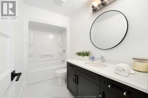 490 Jolly, Lasalle, ON - Indoor Photo Showing Bathroom