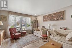 Beautiful bay window - lots of light! - 