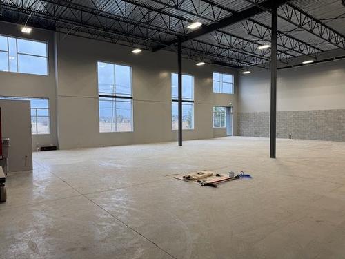 Warehouse - 202 Ch. De La Traverse, Sainte-Anne-Des-Plaines, QC 