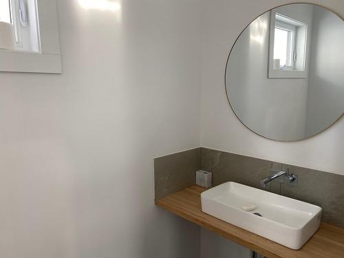 Powder room - 174 Ch. Du Tour-Du-Lac, Lac-Supérieur, QC - Indoor Photo Showing Bathroom