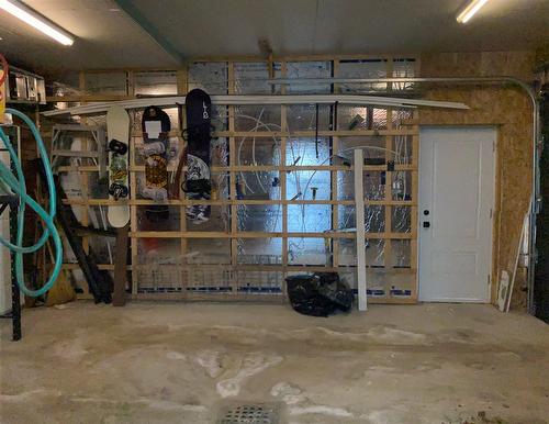Garage - 174 Ch. Du Tour-Du-Lac, Lac-Supérieur, QC - Indoor Photo Showing Garage