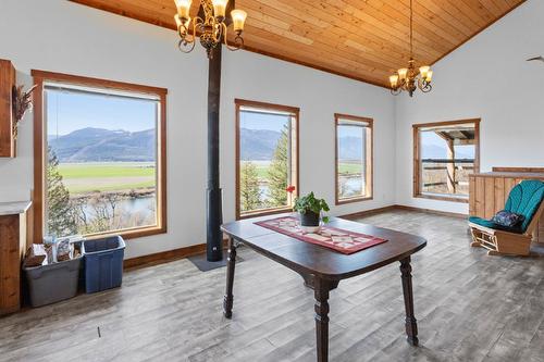 495 Snider Road, Lister, BC - Indoor Photo Showing Living Room