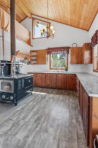 495 Snider Road, Lister, BC - Indoor Photo Showing Kitchen