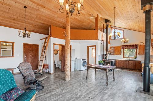 495 Snider Road, Lister, BC - Indoor Photo Showing Other Room