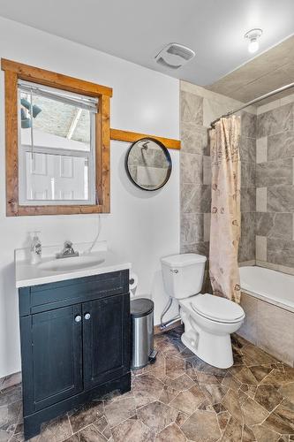 495 Snider Road, Lister, BC - Indoor Photo Showing Bathroom