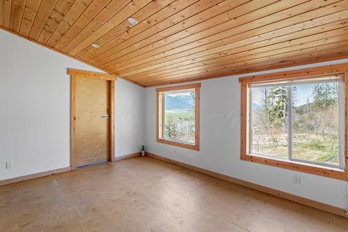 495 Snider Road, Lister, BC - Indoor Photo Showing Other Room