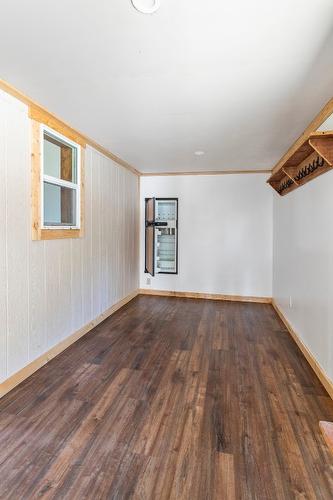 495 Snider Road, Lister, BC - Indoor Photo Showing Other Room