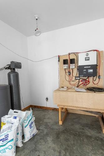 495 Snider Road, Lister, BC - Indoor Photo Showing Other Room