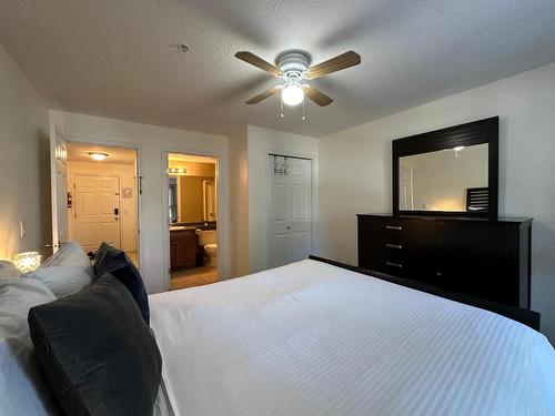 210-4767 Forsters Landing Road, Radium Hot Springs, BC - Indoor Photo Showing Bedroom