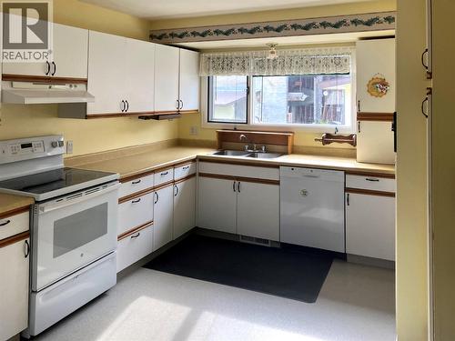 1204 Alexander Drive, Golden, BC - Indoor Photo Showing Kitchen With Double Sink