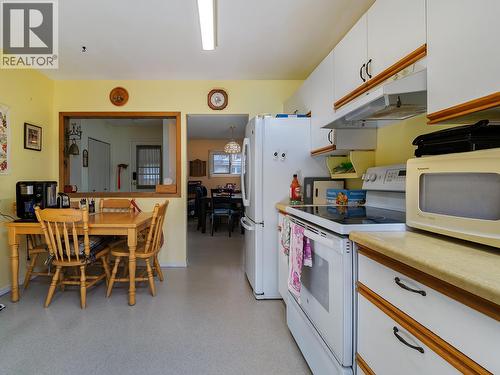 1204 Alexander Drive, Golden, BC - Indoor Photo Showing Kitchen