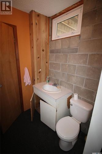 128 1St Street E, Frontier, SK - Indoor Photo Showing Bathroom
