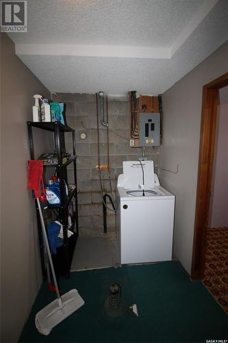128 1St Street E, Frontier, SK - Indoor Photo Showing Laundry Room