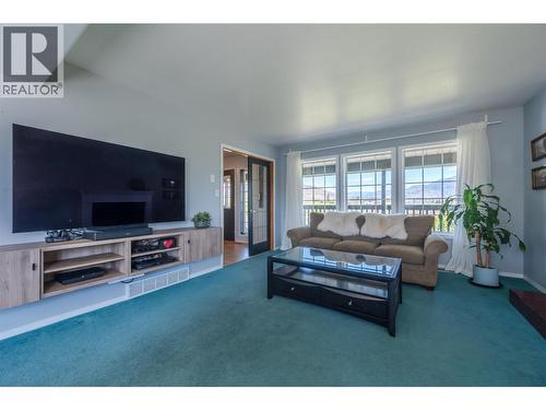 445 5 Road, Oliver, BC - Indoor Photo Showing Living Room