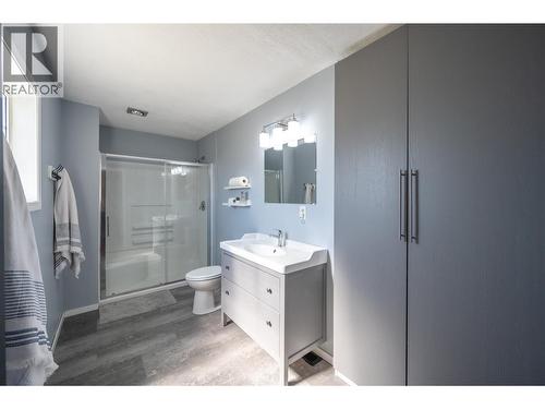 445 5 Road, Oliver, BC - Indoor Photo Showing Bathroom