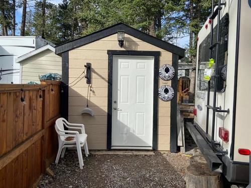 4868 Riverview Drive, Edgewater, BC - Outdoor With Exterior