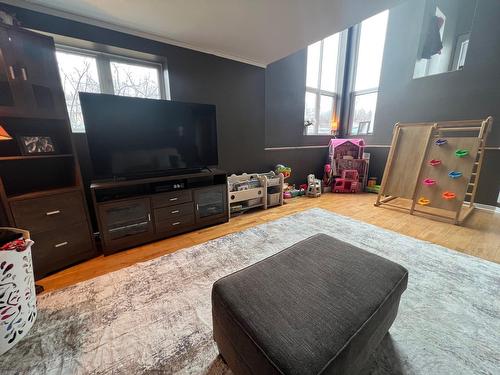 Salon - 132 Rue Lafort, Témiscaming, QC - Indoor