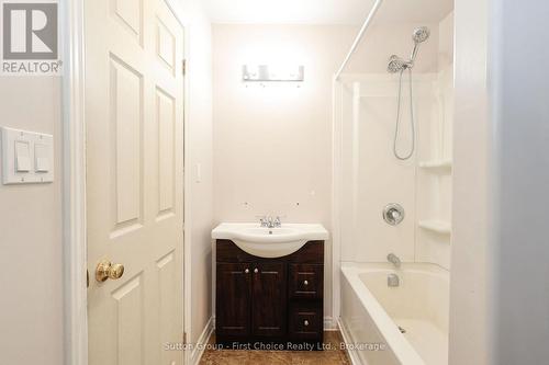 122 Trinity Street, Stratford, ON - Indoor Photo Showing Bathroom