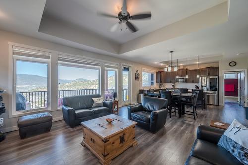 1114 Holden Road, Penticton, BC - Indoor Photo Showing Living Room