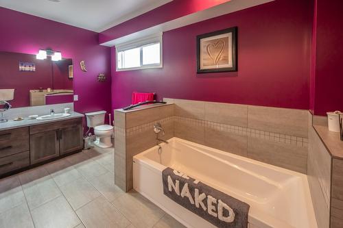 1114 Holden Road, Penticton, BC - Indoor Photo Showing Bathroom