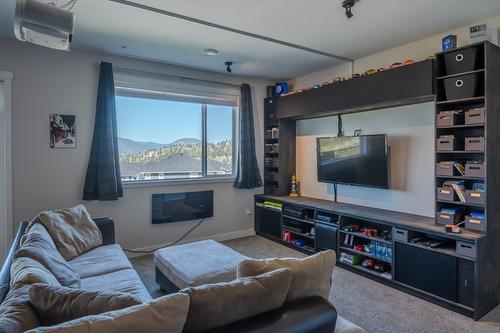 1114 Holden Road, Penticton, BC - Indoor Photo Showing Living Room